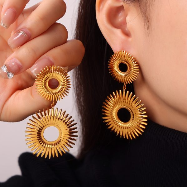 Classic and versatile hollow 18K gold and stainless steel double-layer sunflower earrings