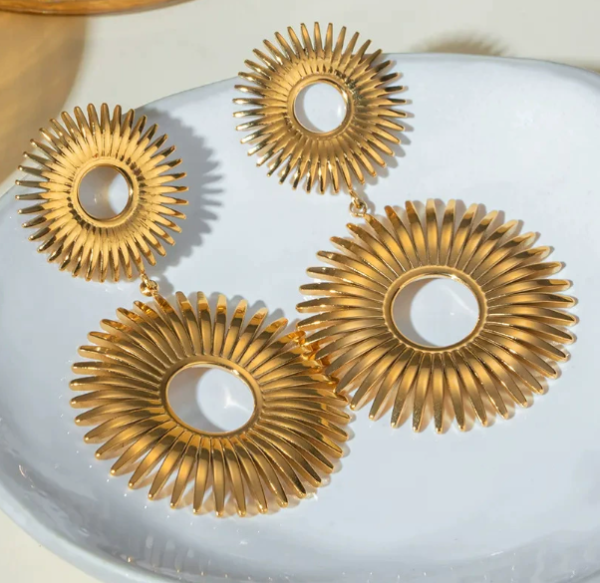 Classic and versatile hollow 18K gold and stainless steel double-layer sunflower earrings - 图片 2