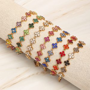 Pulsera con trébol de cuatro hojas totalmente cubierta de diamantes de imitación.